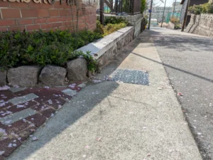 道路脇の側溝へ蓋を一部設置